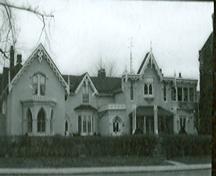 View of the Elizabeth Cottage National Historic Site of Canada, showing its asymmetrical façade and irregular roofline with steep gables.; Parks Canada Agency / Agence Parcs Canada.