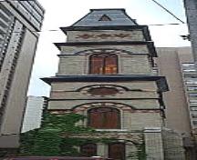 Of note is the contrasting white and red-brick work and ornate details of the London Tower.; Martina Braunstein, 2007.