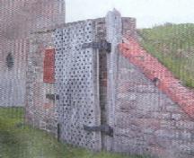 General view of Mississauga Point Lighthouse, showing the commemorative plaque affixed to the west gate of Fort Mississauga National Historic Site of Canada, 2005.; Parks Canada Agency/ Agence Parcs Canada, 2005.