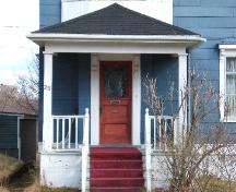 Cette photographie montre la porte en bois et le portique soutenu par des pilliers, 2006; City of Saint John