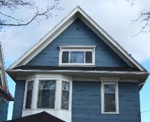 Cette photographie montre le pignon proéminent, un élément caractéristique des maisons de l'îlot, 2006; City of Saint John