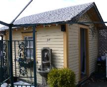 Photo showing front and left side of the former maid's house at Fjordheim, Holyrood, NlL, 2008/05/06; L Maynard, HFNL, 2008