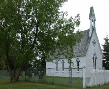 Cette image montre la façade ouest avec la fenêtre gothique à double ogive surmontée d'une élégante décoration de quartefeuille au centre du pignon gothique.; PNB 2005