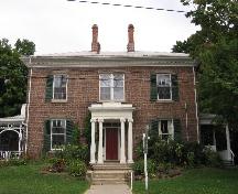 General view of Lynnwood/Campbell-Reid House, showing carved stone portico with fluted Ionic columns, 2005.; Parks Canada Agency / Agence Parcs Canada, 2005.