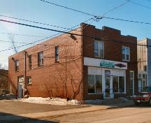Cette image montre la vue globale du bâtiment sur la rue Main, 2009; Village of Chipman