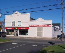 Cette image montre la façade avant de l'édifice; Town of Shippagan