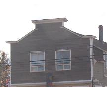 Cette image montre le parapet traditionnel de style « boomtown », 2007; Town of Shippagan
