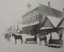 L'immeuble Hocken, le déneigement après une tempête au début des années 1900; Lewis P. Dickson