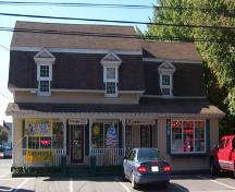 Cette image montre la façade avant du bâtiment, 2007; Town of Shippagan