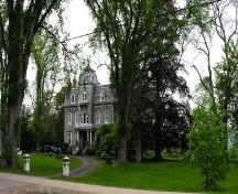 Front elevation and grounds, Queen Anne Inn, Annapolis Royal, NS, 2005.; Heritage Division, NS Dept. of Tourism, Culture and Heritage, 2005