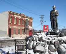 Vue d'ensemble - du sud-ouest du club Belge (et dans le premier plan un autre site désigné de la ville de Winnipeg, le mémorial Belge de guerre), Winnipeg, 2006; Historic Resources Branch, Manitoba Culture, Heritage, Tourism and Sport, 2007