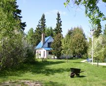 Contextual view, from the south, of the Lecoy House, Lac du Bonnet area, 2007; Historic Resources Branch, Manitoba Culture, Heritage, Tourism and Sport, 2007
