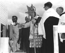 Bénédiction du bâtiment par l'archevêque Mgr Norbert Robichaud; Acadian Research Centre