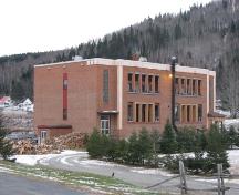 Vue de l'auberge à partir du stationnement de l'église ; Madawaska Planning Commission