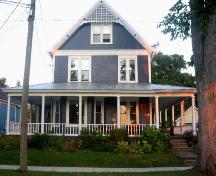 La façade avant de la demeure sur le côté est de la rue; City of Fredericton