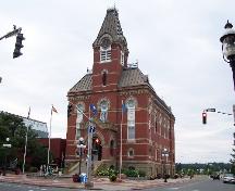 Hôtel de ville de Fredericton, vue en angle du coin des rues Queen et York; City of Fredericton
