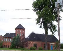 Vue de la façade avant montrant les divers ajouts à la structure intitiale; City of Fredericton
