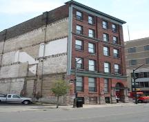 Of note are the four-bay five-storey façade and the base of alternately coursed stone.; Martina Braunstein, 2007.