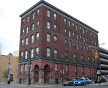 Of note is the cornice detail above the first, third and fifth storeys.; Martina Braunstein, 2007.