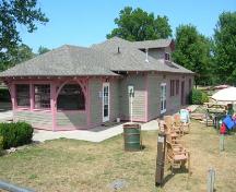 Of note are the upturned eaves and wooden brackets.; Lyndsay Haggerty, 2007.