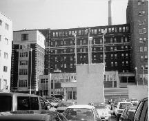 Vue de lieu historique national du Canada du Pavillon-Mailloux, qui montre la symétrie de la façade ornée de sobres éléments Art déco, 1997.; Parks Canada Agency / Agence Parcs Canada, 1997.