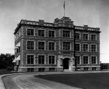 Vue historique de l'Ancien édifice des Archives fédérales, qui montre la façade avant l'ajout perpendiculaire de trois étages, vers 1923.; National Archives of Canada / Archives nationales du Canada, PA-34242.
