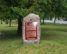 General view of the Historic Sites and Monuments Board of Canada cairn and plaque, 2005.; Parks Canada Agency / Agence Parcs Canada, 2005.