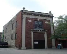 Of note are the two Doric pilasters and architrave framing the façade.; Martina Braunstein, 2007.