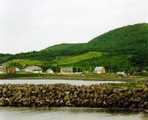Vue du manoir le Boutillier, qui montre son emplacement sur un terrain dégagé à l’Anse-au-Griffon et son orientation en direction de l’anse, 1997.; Parks Canada Agency / Agence Parcs Canada, Jocelyne Cossette, 1997.