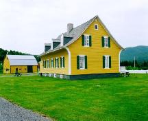 Vue en angle du manoir le Boutillier, qui montre son toit à deux versants percé de lucarnes et un larmier retroussé en saillie, 1997.; Parks Canada Agency / Agence Parcs Canada, Jocelyne Cossette, 1997.