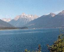 General view of Boat Encampment National Historic Site of Canada, showing its proximity to the Colombia River, a prominent trading route, 2002.; Parks Canada Agency/Agence Parcs Canada, Roger Eddy, 2002.