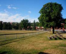 Image de Queen's Square montrant les gradins adjacents au terrain de baseball; City of Fredericton