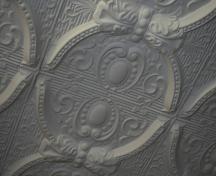Intérieur - vue détaillée du plafond en tôle du magasin général H.P. Tergesen et fils, Gimli, 2005; Historic Resources Branch, Manitoba Culture, Heritage, Tourism and Sport,  2005