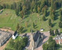 Vue aérienne du cimetière avec l'église St-Thomas à l'avant-plan; Memramcook Valley Historical Society and the Village of Memramcook
