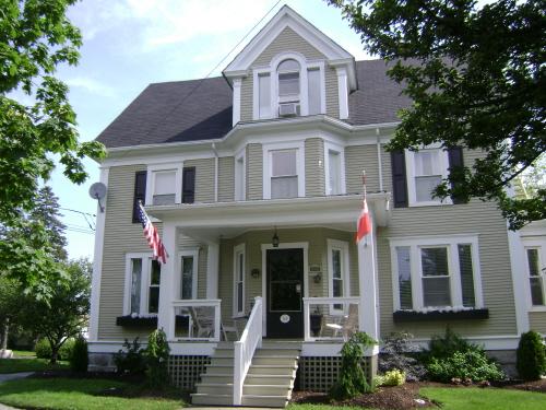 Carson House - Contextual view
