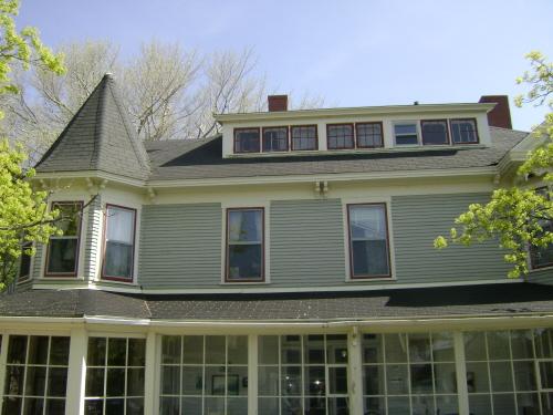 Seaside Inn - Bay window and dormer