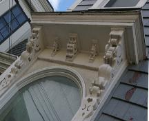Cette image montre une vue de la menuiserie détaillée de l'entablement au-dessus de l'entrée principale; City of Saint John, 2007
