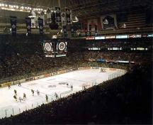Vue intérieure d'une partie de hockey à Maple Leaf Gardens.; Parks Canada/Parcs Canada, 1980.