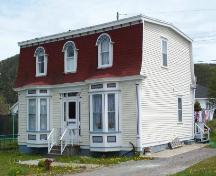 View of the front and right facades of the Gorman/Hynes House, Harbour Breton, NL.; Doug Wells 2009