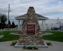 Vue de la plaque de la Commission des lieux et monuments historiques du Canada au Fort Macleod.; Parks Canada Agency / Agence Parcs Canada.