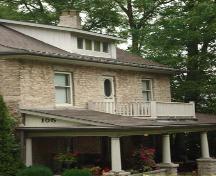 Of note is the second storey balcony and the veranda.; Martina Braunstein, 2007.