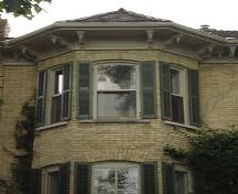 Featured is the two-storey bay with double-hung windows.; Martina Braunstein, 2007.