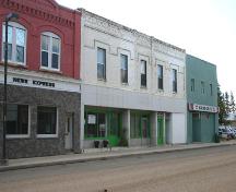 Contextual view, from the northwest, of the Moon Apartments, Carberry, 2007; Historic Resources Branch, Manitoba Culture, Heritage, Tourism and Sport, 2007