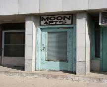 Detail view of the main entrance to the Moon Apartments, Carberry, 2007; Historic Resources Branch, Manitoba Culture, Heritage, Tourism and Sport, 2007