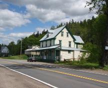 Les façades avant et latérale de l'ancienne résidence d'Alexander MacMillan, région de Boiestown, 2009; Rural Community of Upper Miramichi