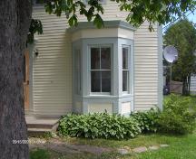 Cette photographie montre la fenêtre en baie unique, 2009; Town of St. Andrews