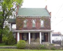 Side view of Munro House.; City of Thorold, 2006.