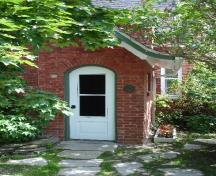 Detailed view of the entrance to the Williams House.; RHI 2006