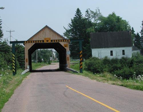Vue frontale du pont couvert de Gayton