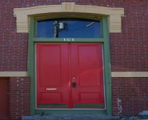Cette image montre l'entrée principale du bâtiment; City of Saint John